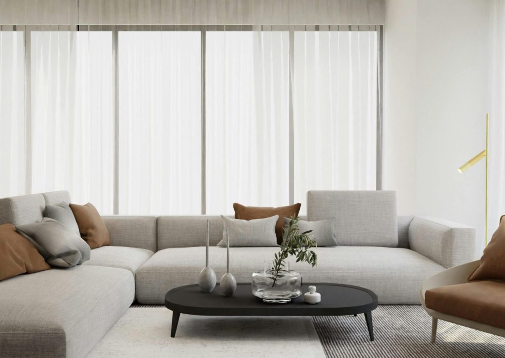 Modernes helles Wohnzimmer mit großer grauer Couch